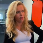 Dos modelos suecas la lían en las oficinas de Overkill; Internet quiere sangre