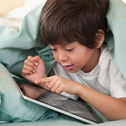 Los niños siguen jugando en consolas y PC, pero los móviles y tablets empiezan a ganar terreno