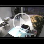 Robert Bowling se enfrenta a unos ladrones que trataban de robar en Robotoki