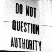 Liz Ryerson sobre la ideología prefabricada tras la cultura de consumo