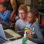 Microsoft invierte medio millón de dólares en iniciativas para enseñar programación a niñas racializadas