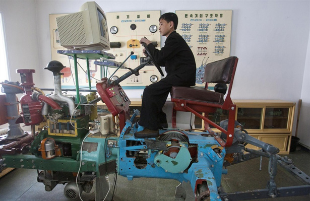 El simulador de tractores norcoreano quedaría ideal en la oficina