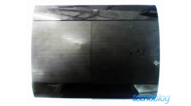 ¿Son éstas las primeras imágenes de la PS3 súper fina? ¿Son éstas las primeras imágenes de la PS3 súper fina?