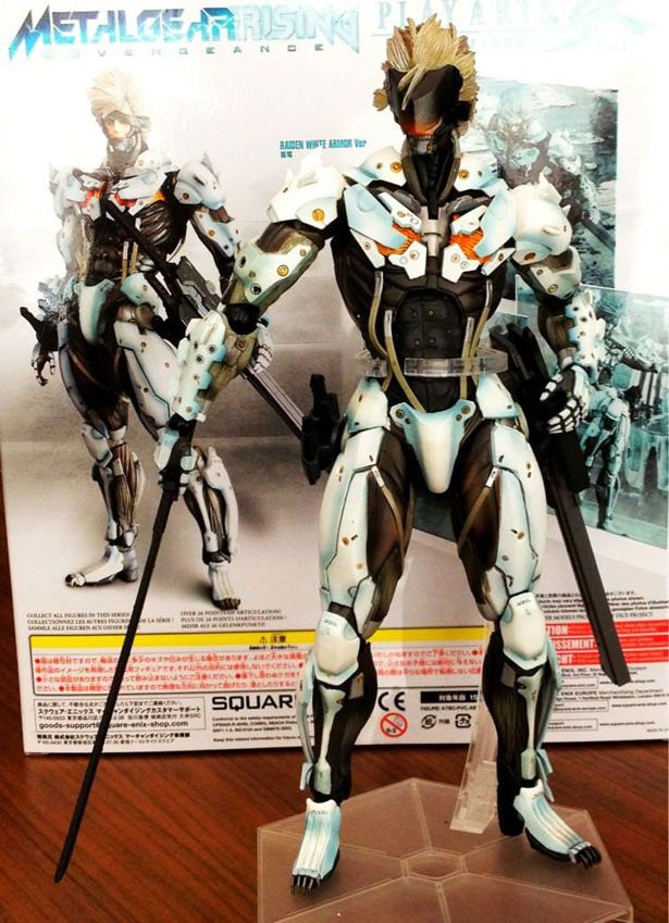 Queremos el muñecote de Raiden de la edición especial de Rising Queremos el muñecote de Raiden de la edición especial de Rising