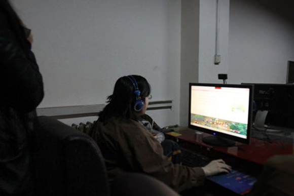 El chino que lleva seis años pegado al ordenador de un cibercafé