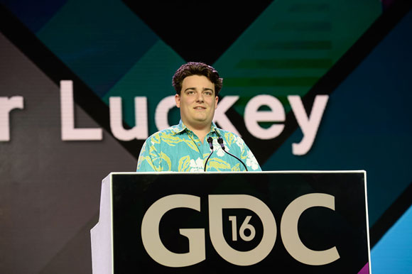 Palmer Luckey deja Facebook y se desliga de Oculus